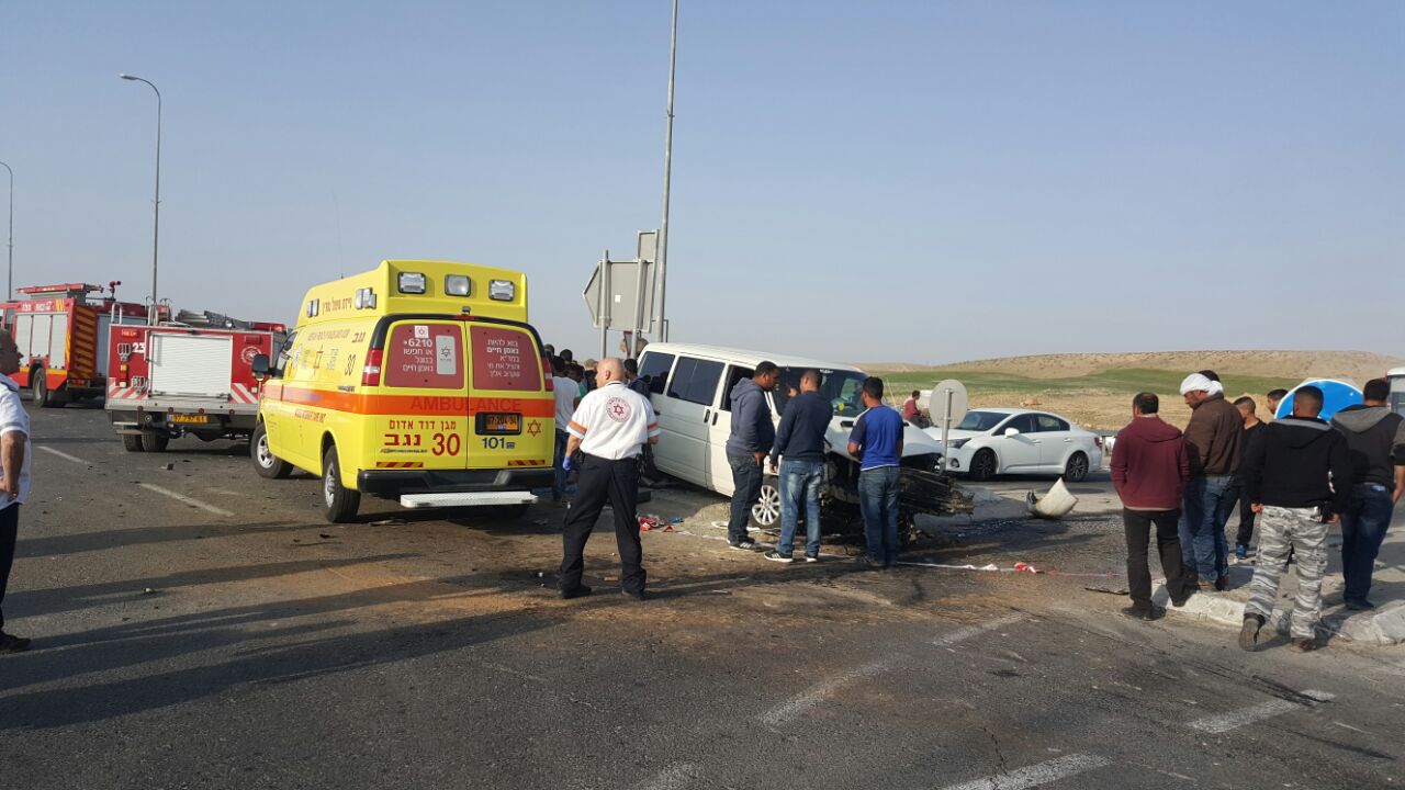 זירת התאונה בצומת ערוער (צילום: דוברות מד''א)